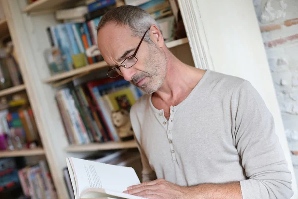 Läser. Alltid. Just nu: en bok om en man som läser en bok.